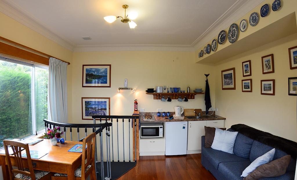Arts Content Harbour View Apartment Macandrew Bay Room photo