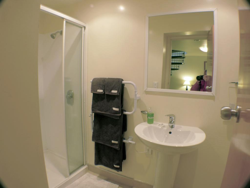 Arts Content Harbour View Apartment Macandrew Bay Room photo